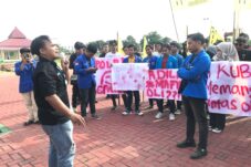 Puluhan Mahasiswa ‘Geruduk’ Polres Kubu Raya, Tuntut Penanganan Kasus Oli Palsu