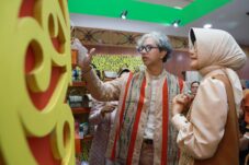 Desainer Didiet Maulana Puji Tas Rajut Kriya Pontianak