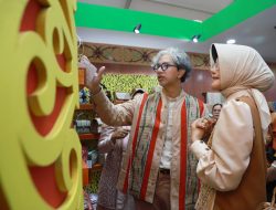 Desainer Didiet Maulana Puji Tas Rajut Kriya Pontianak