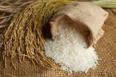 Waspadai Praktik Curang Pedagang, Kenali Tanda-Tanda Beras Oplosan