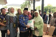 Pemerintah Salurkan Bantuan Beras untuk Warga Kalbar