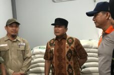 Sujiwo Salurkan 8 Ton Beras Bantuan Pangan untuk Warga Desa Kapur