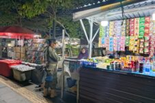 Satpol PP Ingatkan Pedagang di Waterfront Tidak Buang Sampah ke Sungai