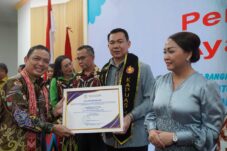 Bupati Sis Dikukuhkan Sebagai Ayah GenRe Kapuas Hulu