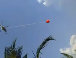 Terpaan Angin Helikopter Water Bombing Rusak Atap Rumah Warga di Kubu Raya