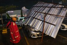 Diterjang Angin Kencang, Atap Seng Hantam Tiga Mobil di Kubu Raya