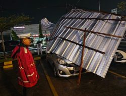 Diterjang Angin Kencang, Atap Seng Hantam Tiga Mobil di Kubu Raya