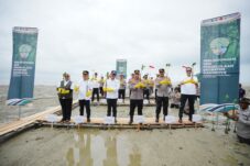 Cegah Abrasi, Kapolri dan Menteri LH Tanam Mangrove di Mempawah