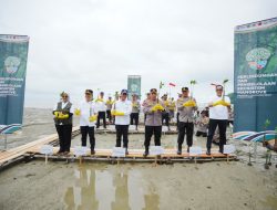 Cegah Abrasi, Kapolri dan Menteri LH Tanam Mangrove di Mempawah