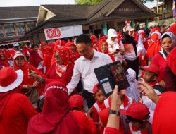 Bagikan 5.000 Bendera Merah Putih, Edi Ajak Warga Meriahkan HUT ke-80 RI