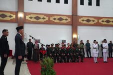 Bupati Fransiskus Diaan Kukuhkan 27 Paskibraka Kapuas Hulu 2025