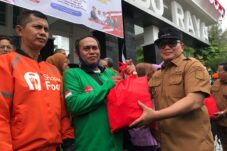 Tanpa Anggarkan APBD, Bupati Sujiwo Berkolaborasi Salurkan Bantuan untuk Warga