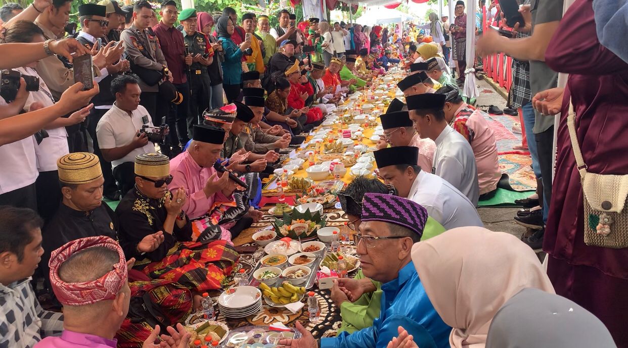 Semarak Tradisi Robo-Robo di Pontianak Dari Saprahan hingga Anyaman Ketupat