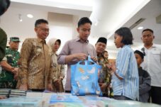 Gibran Belanja Buku Bareng Anak Yatim dan Siswa Sekolah Rakyat di Megamal