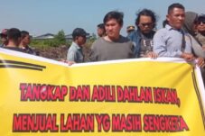 Lahan Sengketa, Ahli Waris Demo di Tanah Mal Living Plaza, Bawa Spanduk : Tangkap dan Adili Dahlan Iskan