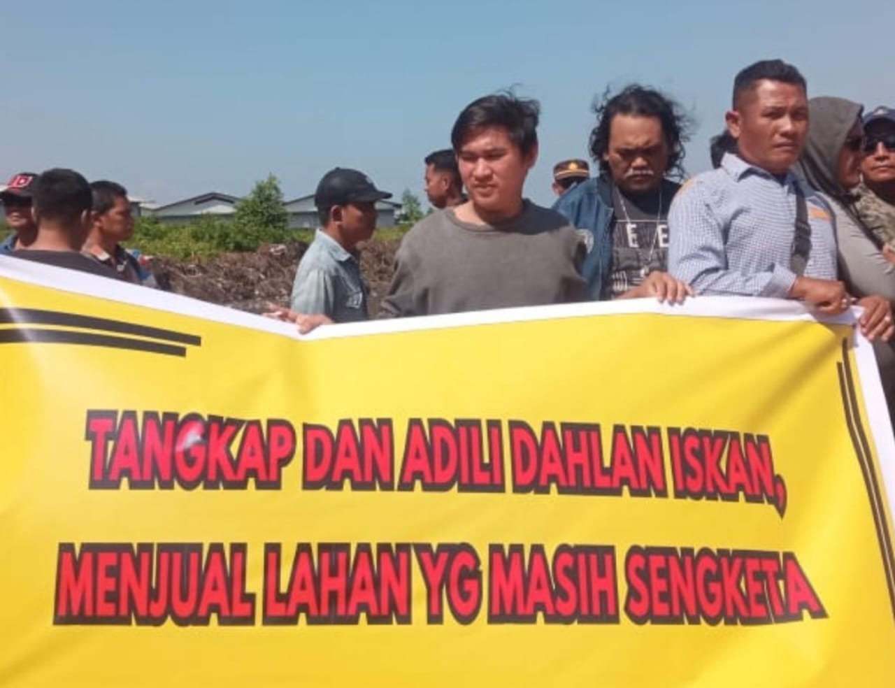 Lahan Sengketa, Ahli Waris Demo di Tanah Mal Living Plaza, Bawa Spanduk : Tangkap dan Adili Dahlan Iskan