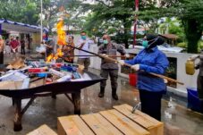 Kejari Pontianak Musnahkan Ribuan Rokok Ilegal dan Narkoba