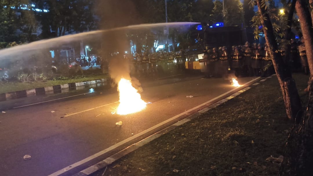 Demo di DPRD Kalbar Ricuh, Gas Air Mata Ditembakkan hingga Mahasiswa Terluka 11 Jahitan