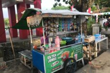 Pedagang Kaki Lima Keluhkan Pendapatan Menurun Akibat Demo, Harapkan Perhatian dari Pemerintah