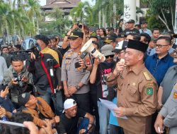 Temui Mahasiswa Demo di DPRD Kalbar, Norsan: Kalian Seperti Anak Saya Sendiri