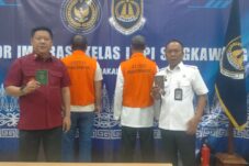 Imigrasi Singkawang Deportasi Dua WNA Tiongkok dan Pakistan yang Langgar Izin Tinggal