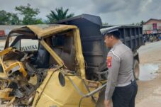 Mobil Box Ringsek Ditabrak Dump Truk di Trans Kalimantan, Dua Orang Luka Serius