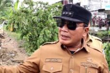 Sujiwo Tinjau Lokasi Longsor di Sungai Raya Dalam, Janji Penanganan Segera