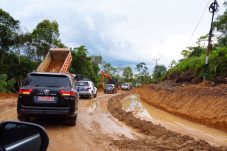 Ria Norsan Tinjau Jalan Provinsi di Melawi