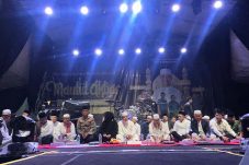 Antusias Warga Pontianak Sambut Hadad Alwi, Ustadz Das’ad Latif, dan Wali di Maulid Akbar