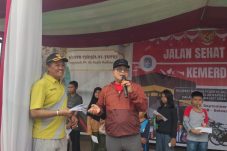 Bupati Sujiwo Bagikan Hadiah Umroh di HUT Desa Teluk Kapuas