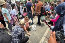 Wisatawan Mancanegara Terpukau Fenomena Kulminasi di Tugu Khatulistiwa
