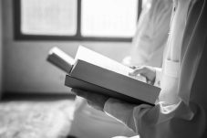 Membasahi Jari dengan Air Liur untuk Membuka Halaman Al-Qur’an, Bolehkah?