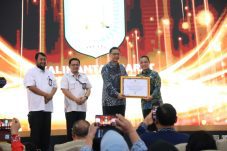 Gubernur Kalbar Terima Penghargaan Kearsipan Nasional Peringkat Ketiga