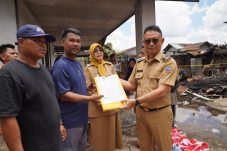 Wako Edi Kamtono Serahkan Bantuan Korban Kebakaran Panglima Aim