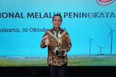 Gubernur Ria Norsan Dianugerahi TPAKD Award 2025