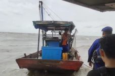 Polairud dan Basarnas Evakuasi Nelayan di Kuala Pendek