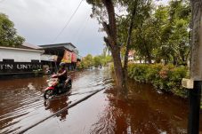 Banjir Rendam Jalan Sepakat 2, Aktivitas Warga Terganggu