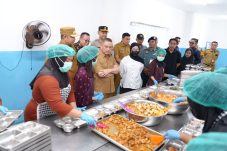 Ria Norsan Pantau Kebersihan Program MBG di Ketapang