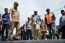 Tinjau Jalan Ketapang–Pesaguan, Ria Norsan Pastikan Perbaikan Infrastruktur