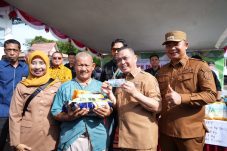 Gelar Pangan Murah di Ketapang, Ria Norsan Tuntaskan Komitmen Ringankan Beban Warga