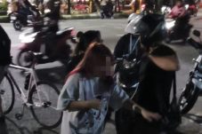 Remaja Wanita Teriak-teriak dan Ugal-ugalan di Jalan, Warga Heboh