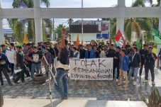Aksi Unjuk Rasa Tolak Pembangunan Pendopo Bupati Mempawah