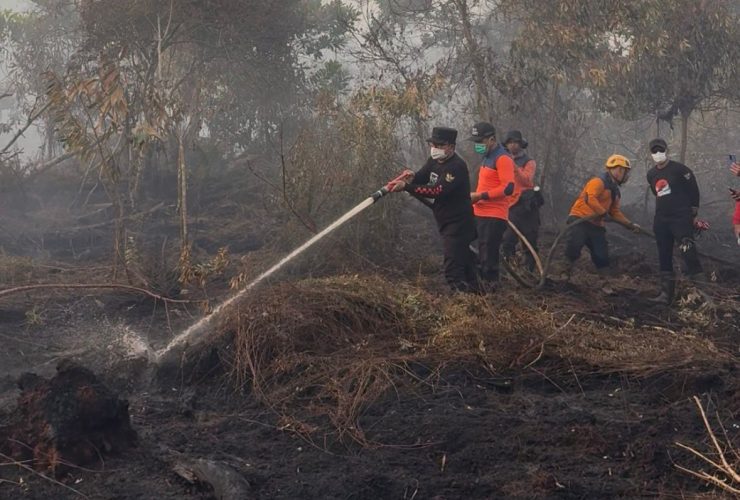 Bupati Sujiwo dan Tim Gabungan Turun Langsung Padamkan Karhutla, Warga Diingatkan Jangan Bakar Lahan