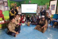 Warga Kampung Yuka Dilatih Olah Sampah Organik Jadi Ekoenzim Ramah Lingkungan