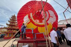 Ukir Sejarah di Kakap, Lampion Raksasa 4,6 Meter Hiasi Vihara Hiang Thian Siang