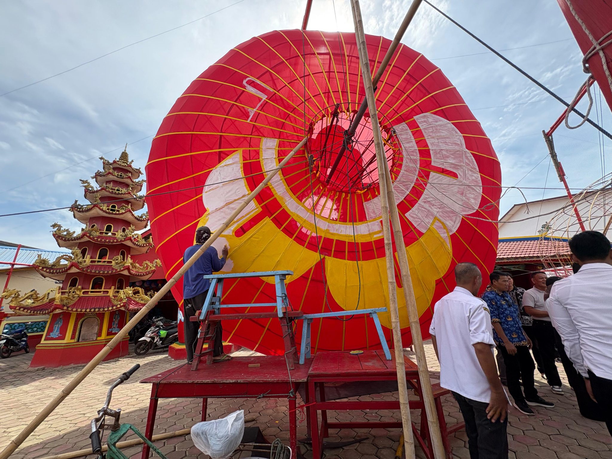 Ukir Sejarah di Kakap, Lampion Raksasa 4,6 Meter Hiasi Vihara Hiang Thian Siang