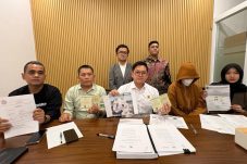 Cinta Beda Usia Berujung Penjara: Seorang Istri Perjuangkan Pembebasan Suami yang Dipenjara atas Laporan Ayahnya Sendiri