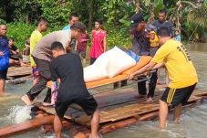 Terobos Empat Titik Banjir, Tim Gabungan Evakuasi Dua Jenazah Warga Entikong di Beduai