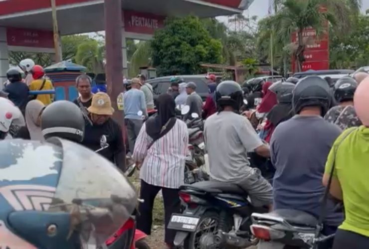 Harga BBM di Melawi Tembus Rp50 Ribu/liter, Warga Rela Antre Berjam-jam di SPBU