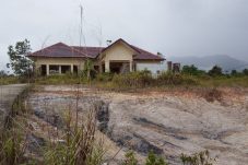 Proyek Terlantar atau Dibiarkan? Bangunan Diduga Kantor Tak Bertuan di Bengkayang